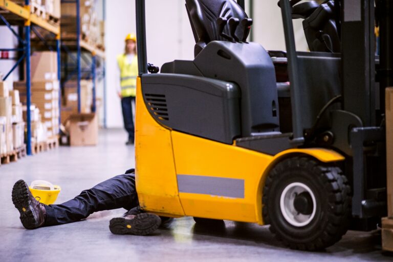 Versorgung eines verletzten Mitarbeiters nach einem Arbeitsunfall