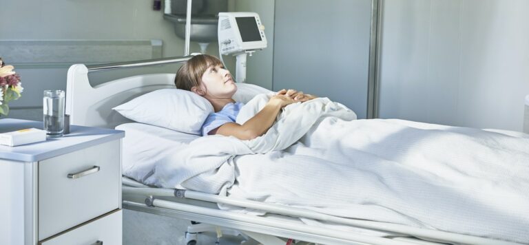 Patientin im Krankenhaus – Erkrankungen können die Ausübung des bisherigen Berufs beeinträchtigen